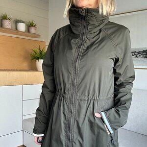 Aritzia Babaton Water resistant Mid length Rain Jacket in Size XXS in olivegreen